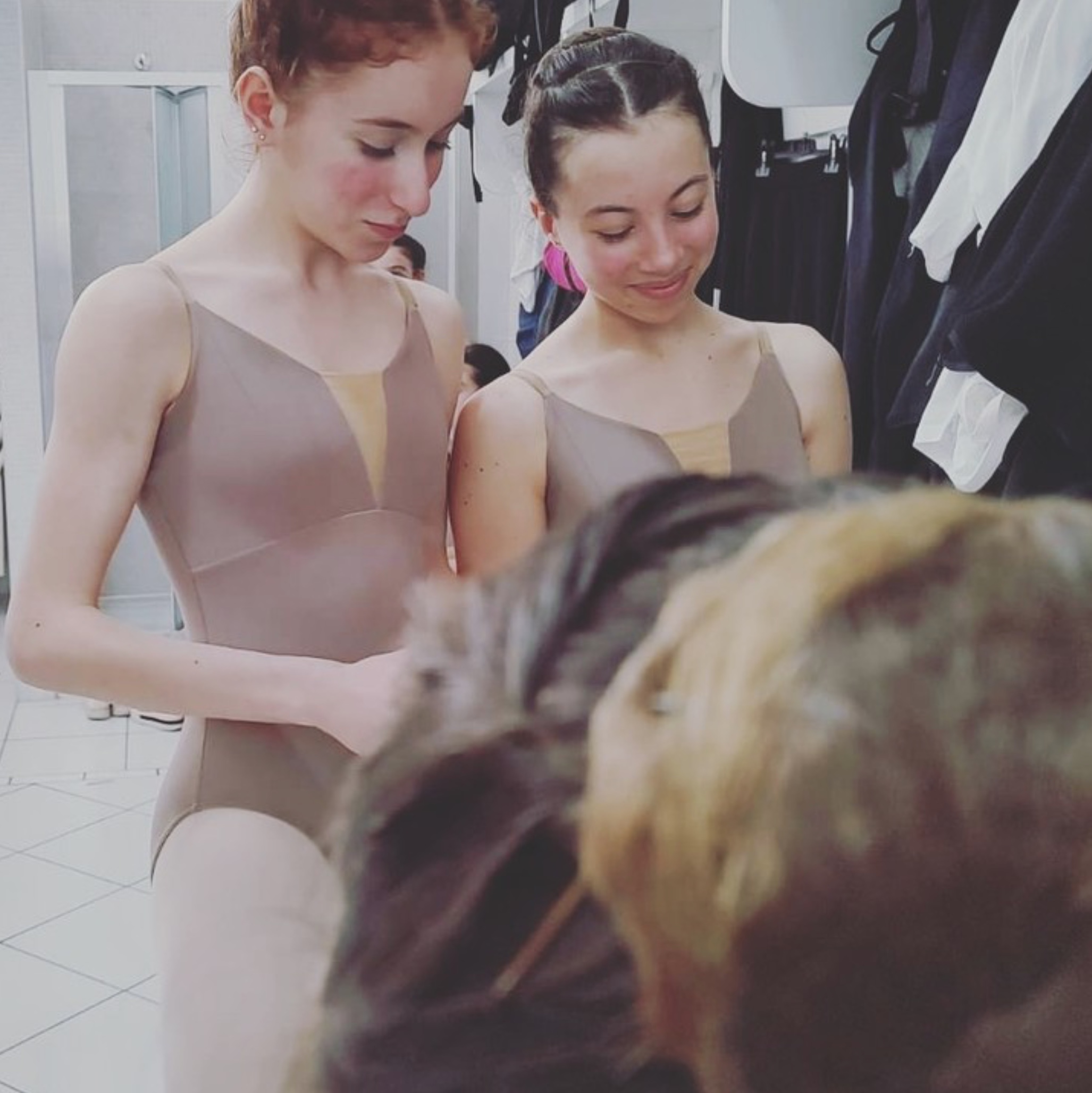 Gruppo di amiche alla Russian Ballet che socializzano